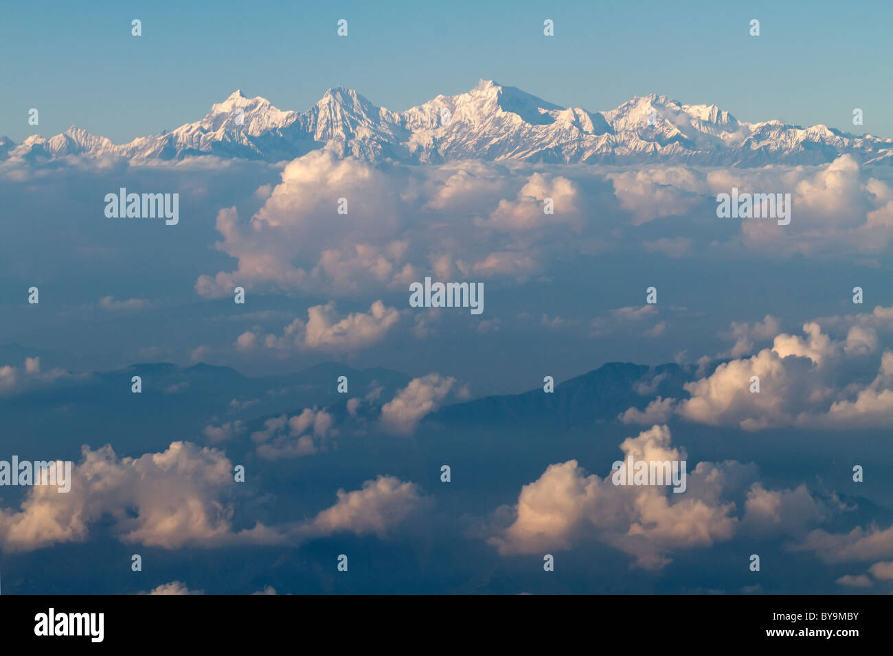 Piano vista aerea dell'himalaya tra le nuvole Foto Stock