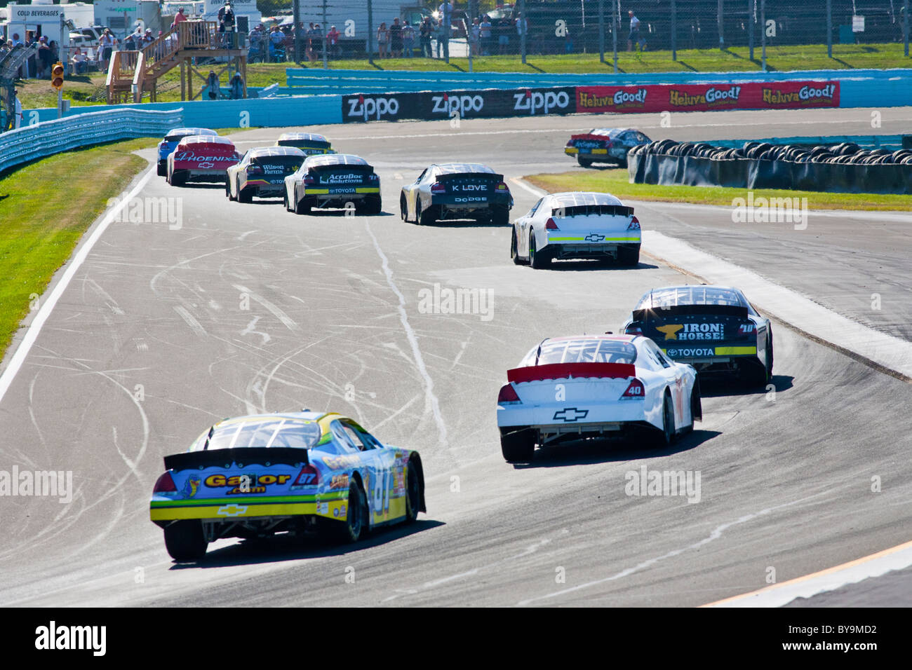 NASCAR Race Cars accelerando sulla pista. Foto Stock