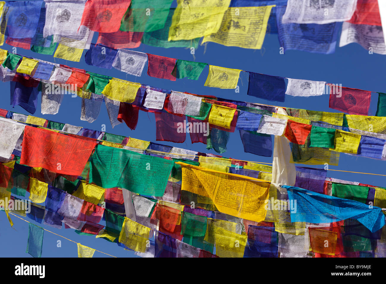 Colorato la preghiera tibetano bandiere in Nepal Foto Stock
