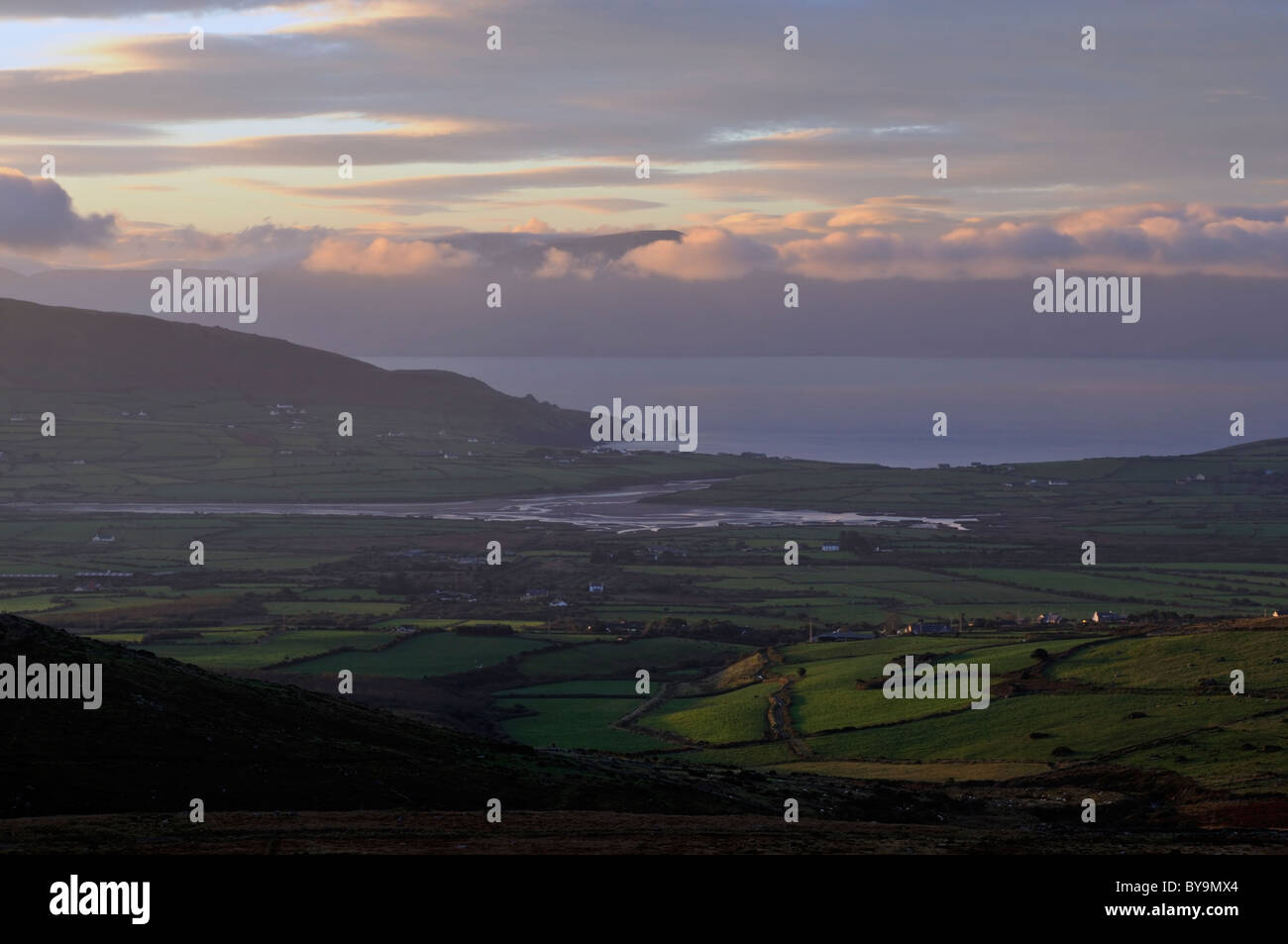 Vista sulla baia di Dingle harbour porto all'alba dal conor pass brandon mountain range dingle kerry Irlanda luce morbida Foto Stock