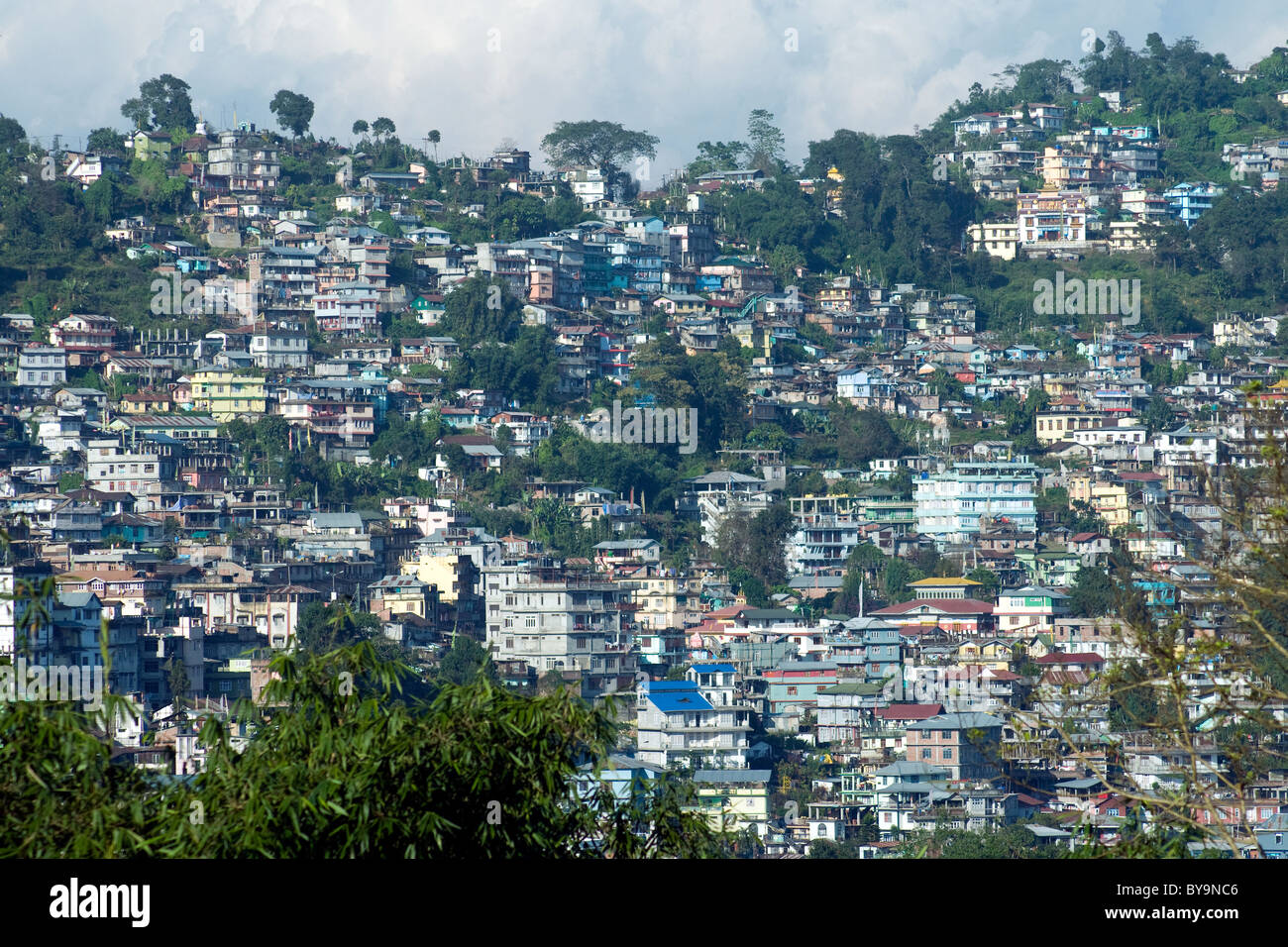 Edifici folla una collina a Kalimpong, West Bengal, India Foto Stock