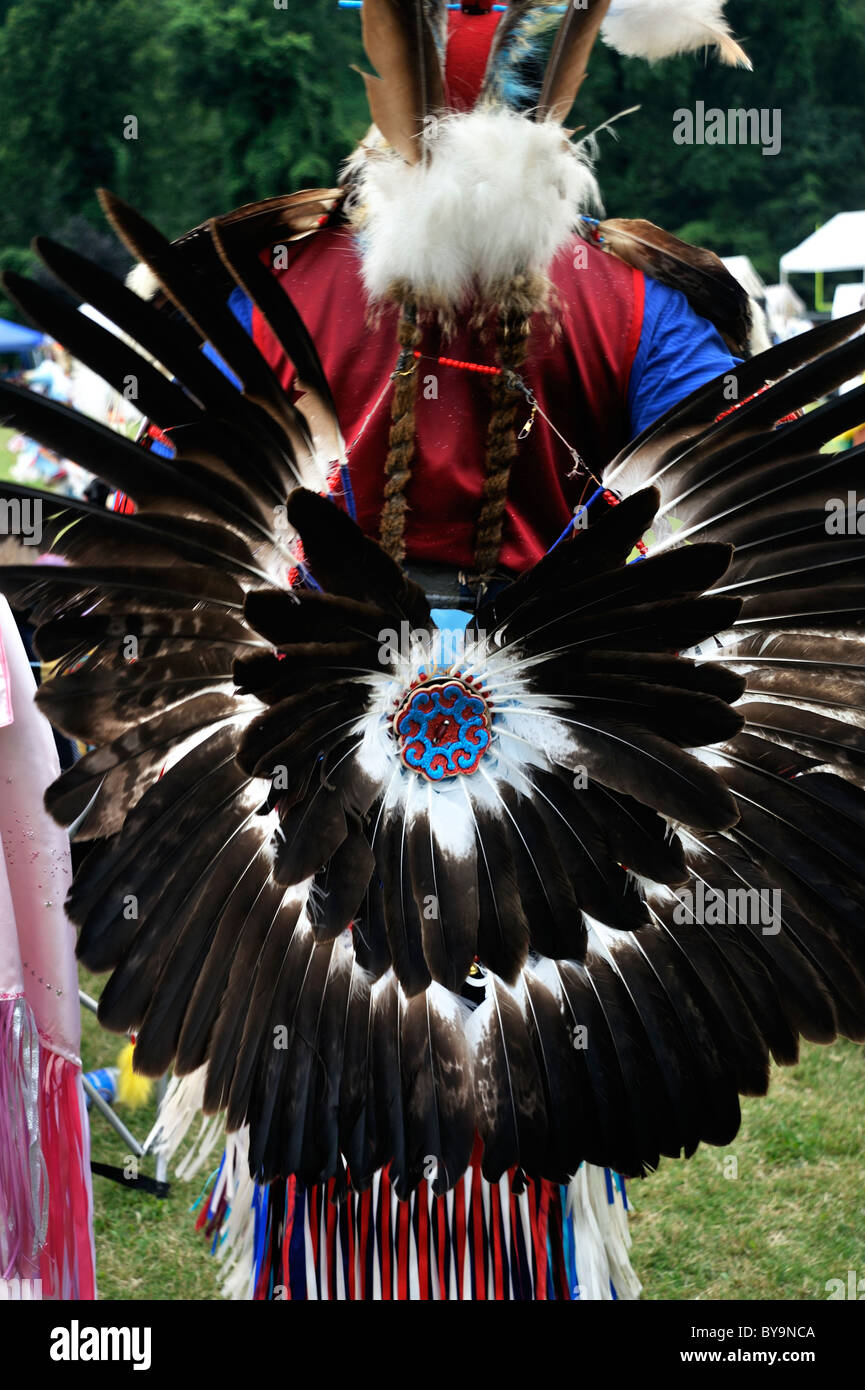 Un nativo americano Pow Wow concorrente con il trambusto di piume, una piuma distintivo dei Nativi Americani regalia tradizionali. Foto Stock