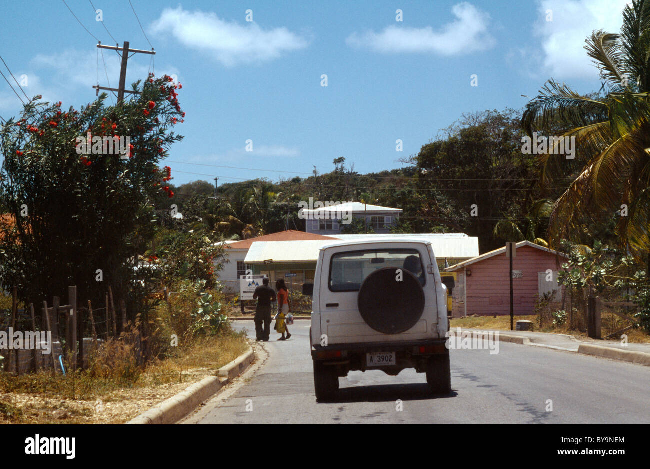 Antigua a quattro a quattro di guidare attraverso una piccola città Foto Stock