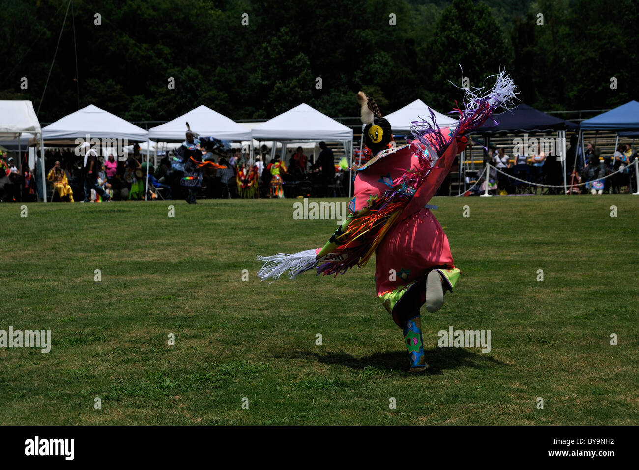 Un giovane ballerino Dhawl imita il volo di un uccello nel corso di una competizione al Cherokee Pow Wow in Cherokee, Carolina del Nord Foto Stock