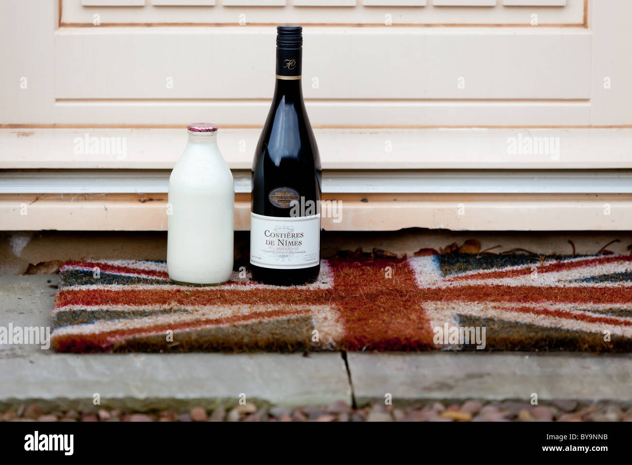 Una bottiglia di latte ed un bottiglia di vino su una porta con