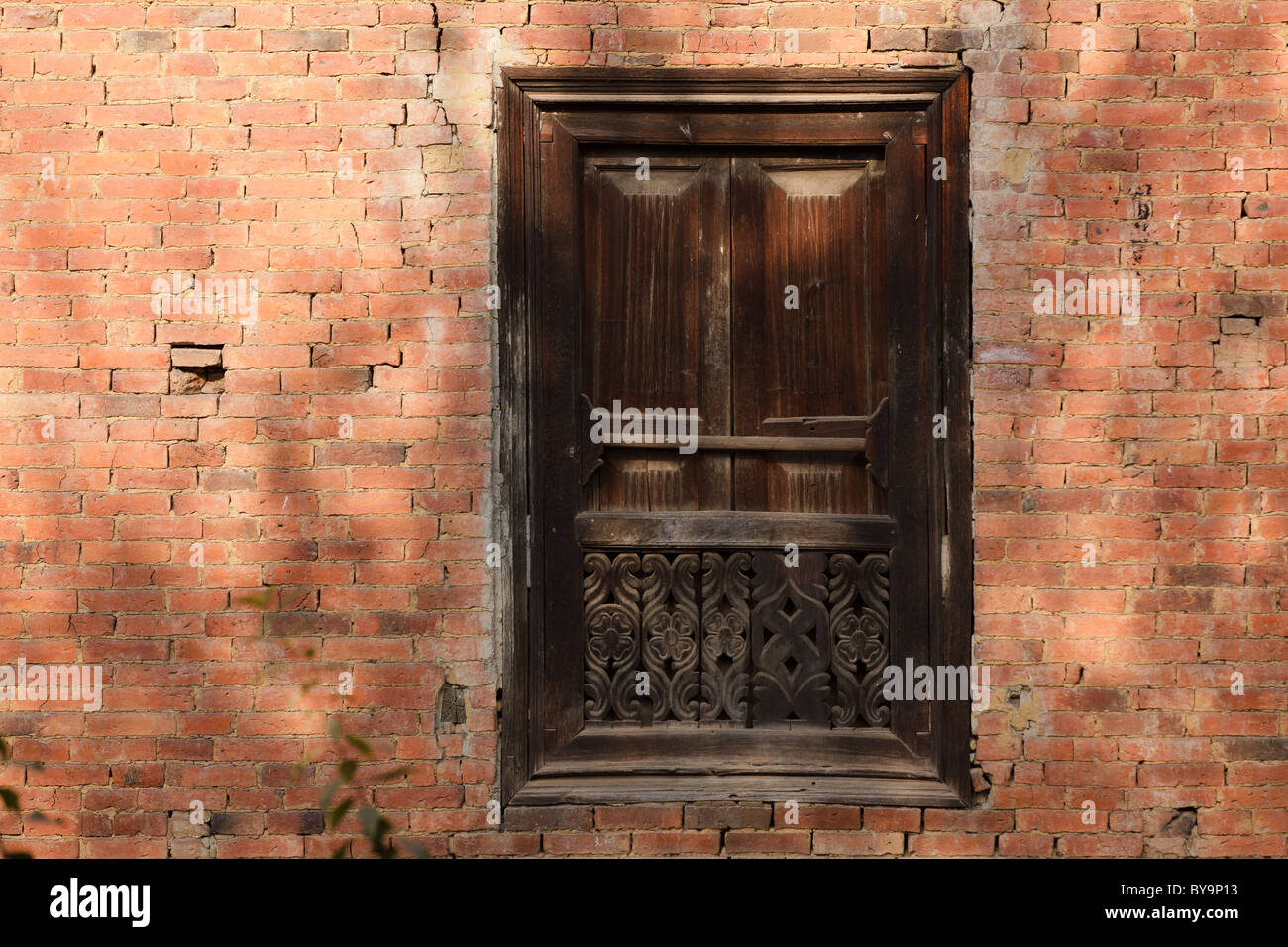 Intagliato tempio indù nella finestra Bhaktapur, Nepal Foto Stock