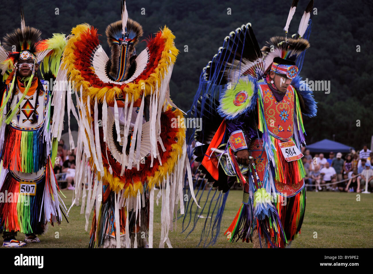 Native American ballerini prepararsi a competere con la voglia di ballare divisione della Cherokee annuale di Pow Wow in Cherokee, NC Foto Stock