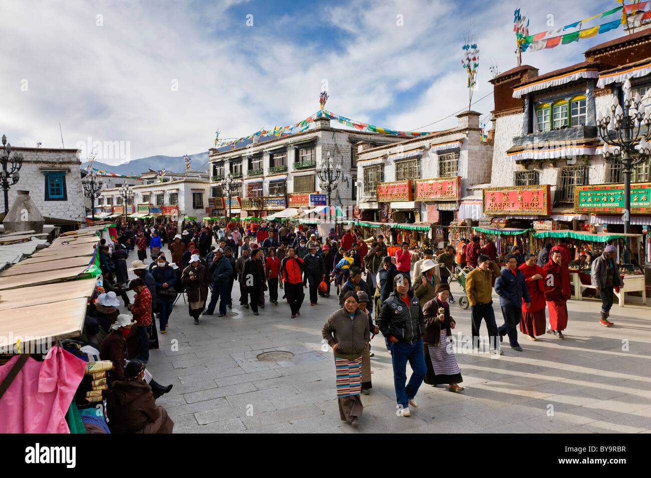 Pellegrini tibetani circumambulating il Barkhor a Lhasa in Tibet in una direzione in senso orario. JMH4690 Foto Stock