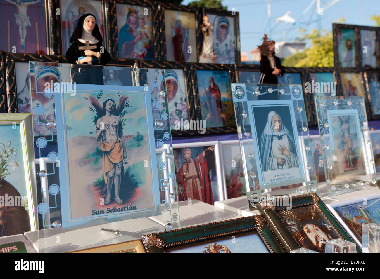 Bancarella vendendo quadri religiosi presso le Fiestas de San Sebastian in Adeje, Tenerife, Isole Canarie, Spagna Foto Stock