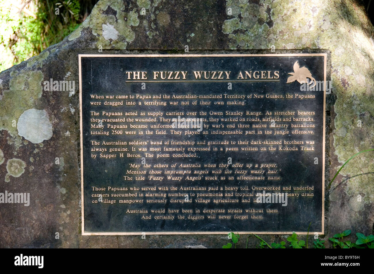 'Fuzzy Wuzzy Angels' una lapide commemorativa sulla Kokoda via Memorial A Piedi nel Parco Nazionale Dandenong Ranges, Melbourne Foto Stock