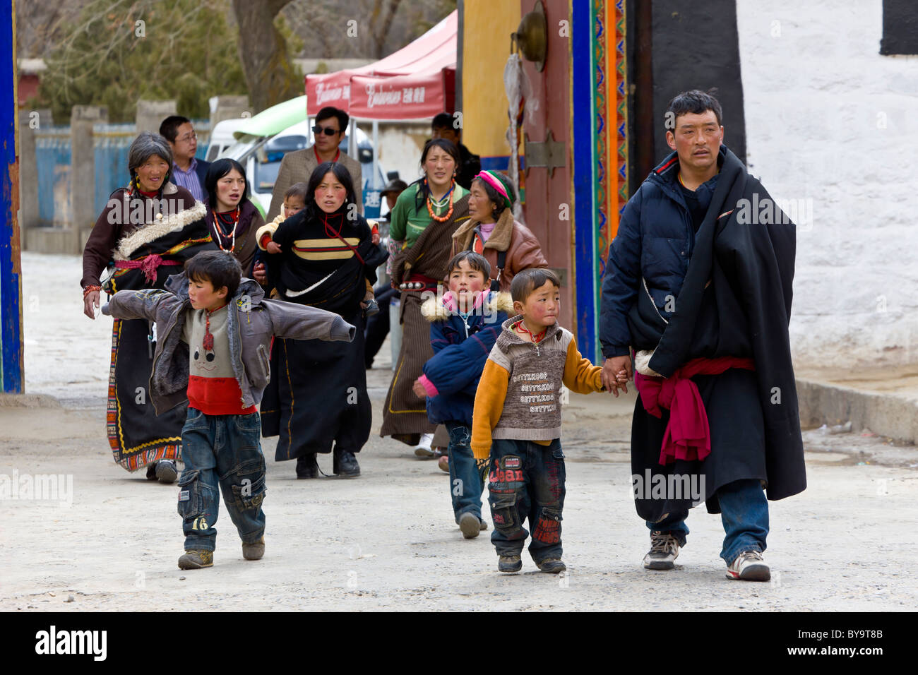 Nomadi tibetani pellegrini nel Norbulingka o gioiello Park, Tagten Migyur Podrang, Lhasa, in Tibet, in Cina. JMH4721 Foto Stock