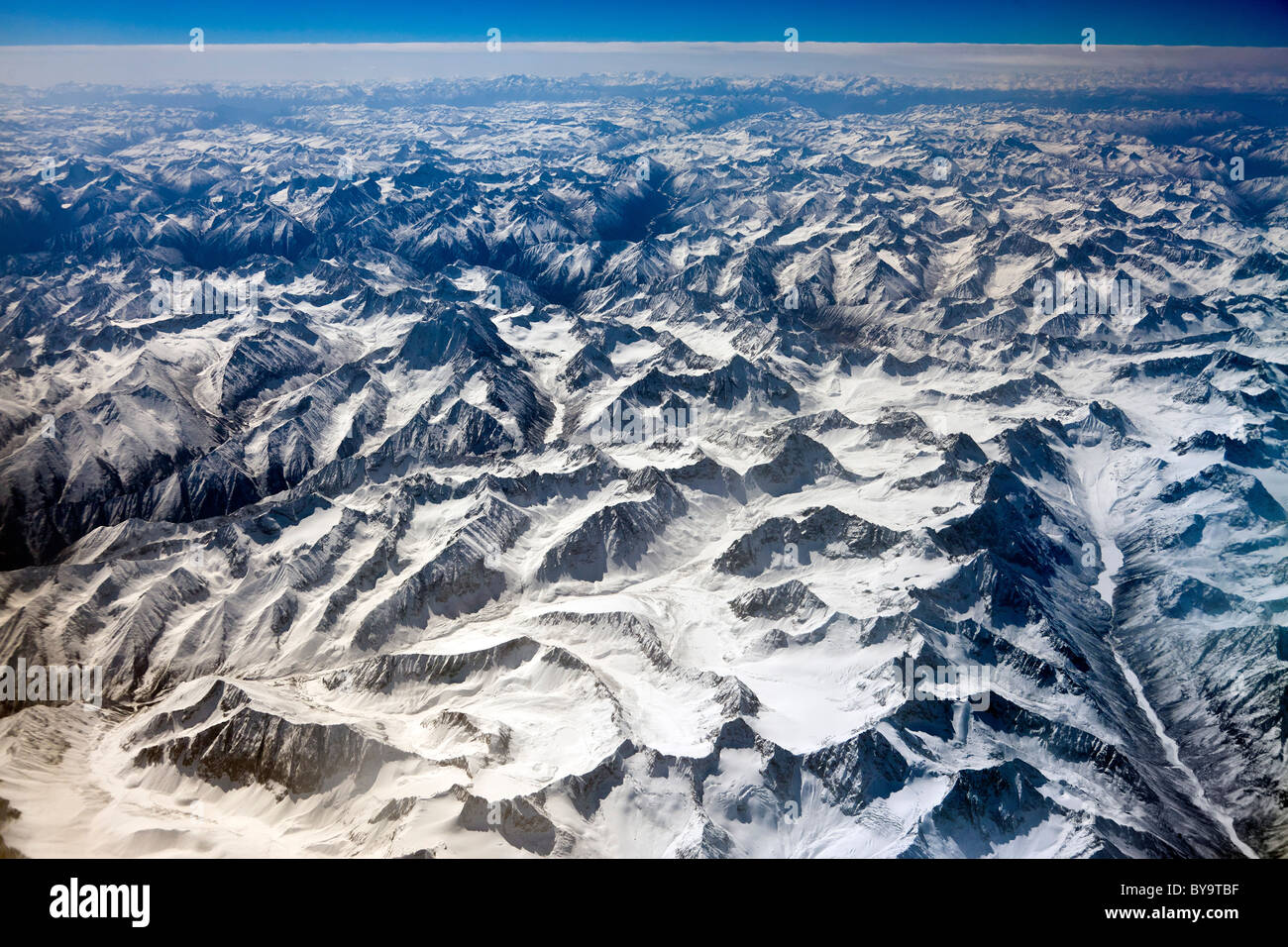 Remote montagne dell Himalaya orientale visto dal volo tra Lhasa Tibet e Chengdu, nella provincia di Sichuan, in Cina. JMH4727 Foto Stock
