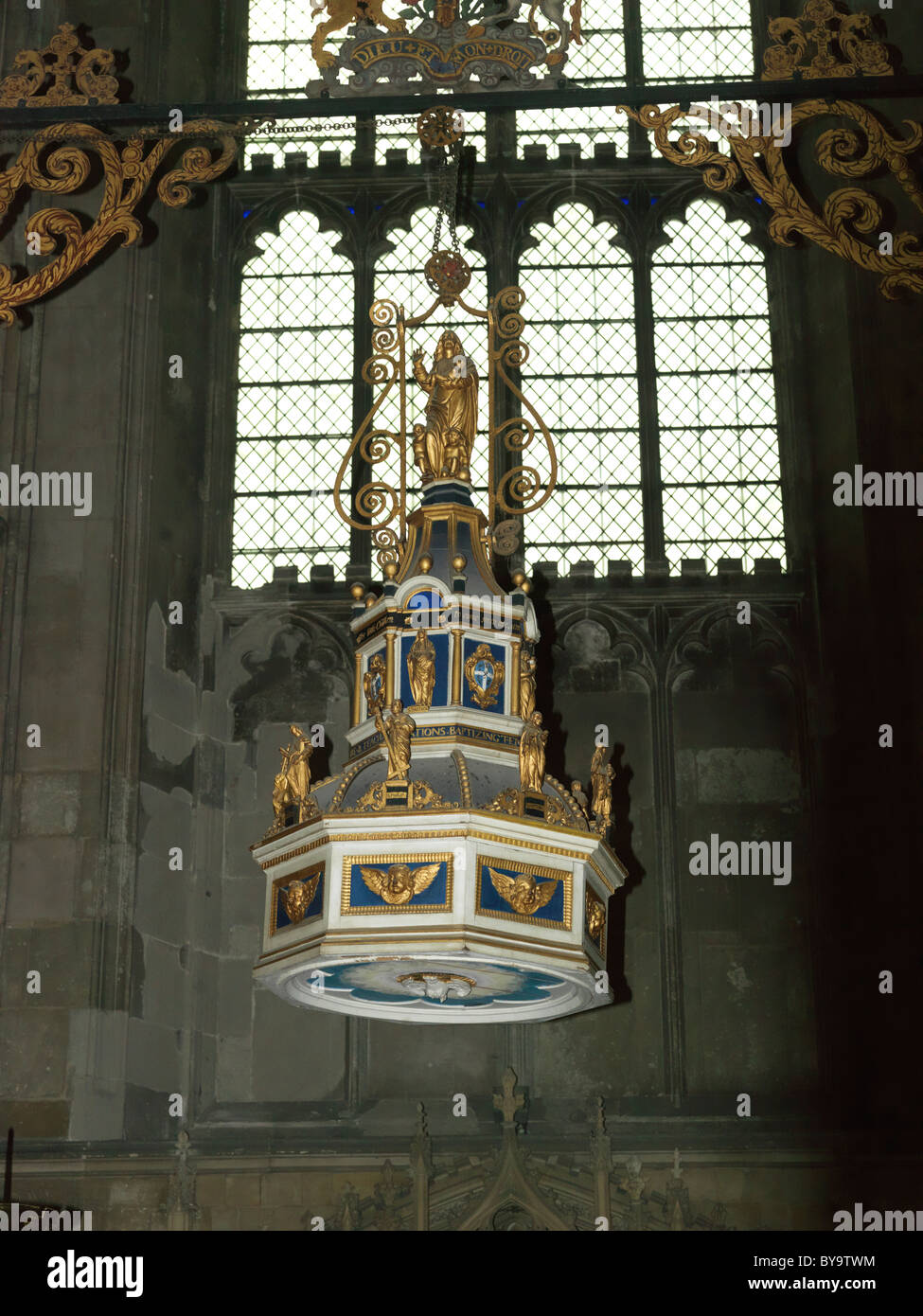 Canterbury Kent England Canterbury Cathedral Font copertura su un sistema di pulegge nel West End della nave Foto Stock