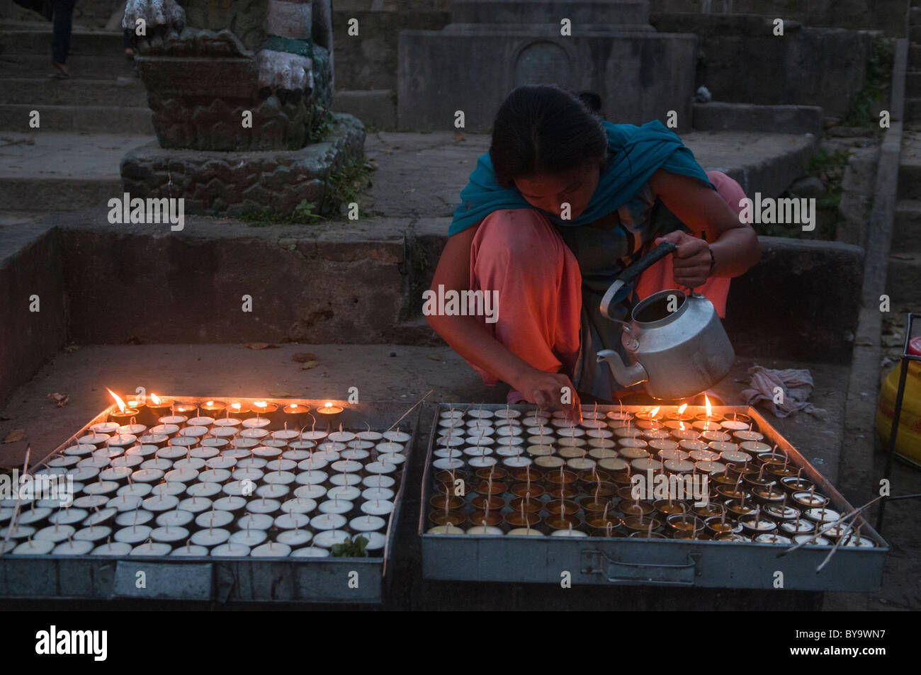 Devoto rendendo stoppini per lampade a burro (lampade a olio) accanto all  altare in Ulmant Bhairav tempio indù, Patan, Valle di Kathmandu, Nepal Foto  stock - Alamy