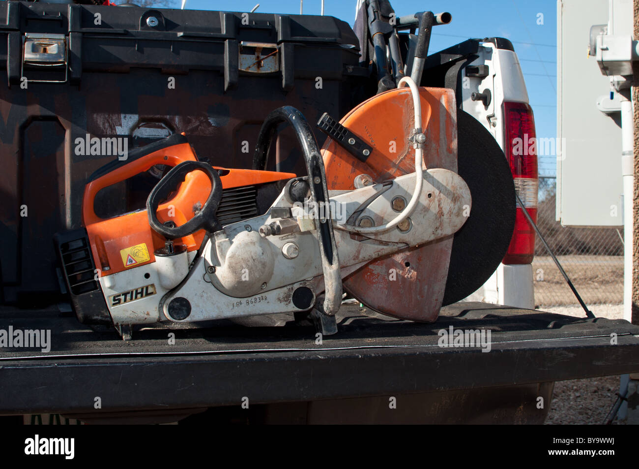Un Stihl demolizione vide seduto su una Ford Truck bed. Foto Stock