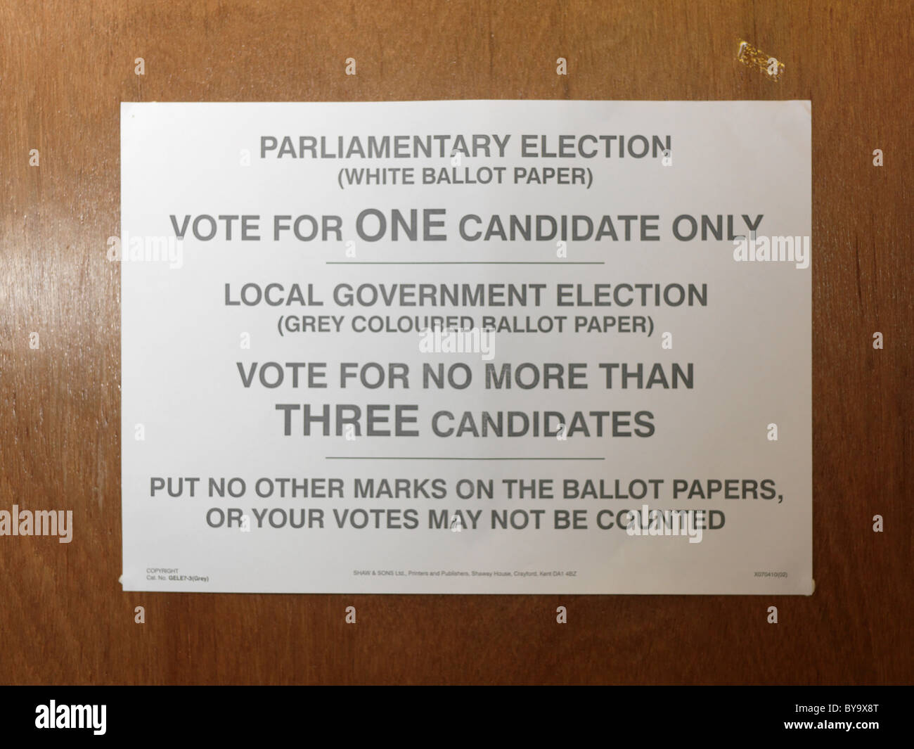 Elezioni parlamentari segno sulla cabina di voto alle elezioni generali di maggio 2010 nella sala della chiesa in Inghilterra Foto Stock