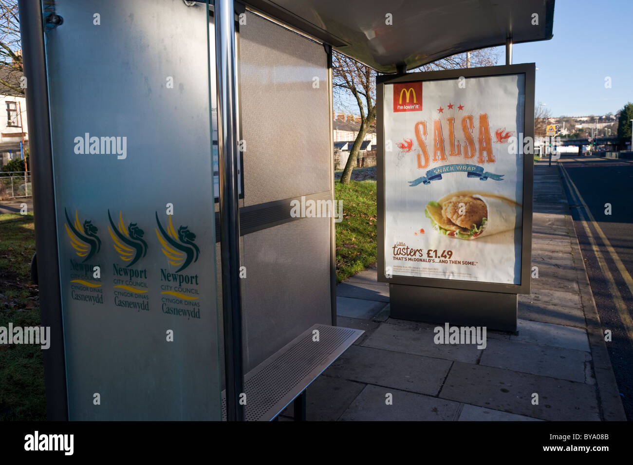 JCDecaux affissioni per MacDonalds Salsa snack wrap sul bus shelter in Newport South Wales UK Foto Stock