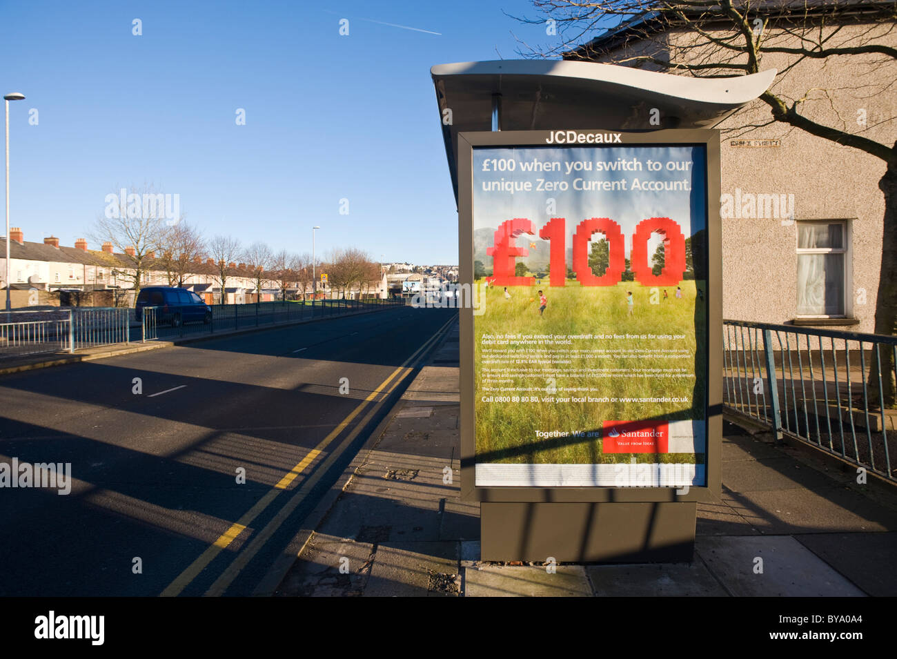 JCDecaux affissioni per SANTANDER sul bus shelter in Newport South Wales UK Foto Stock