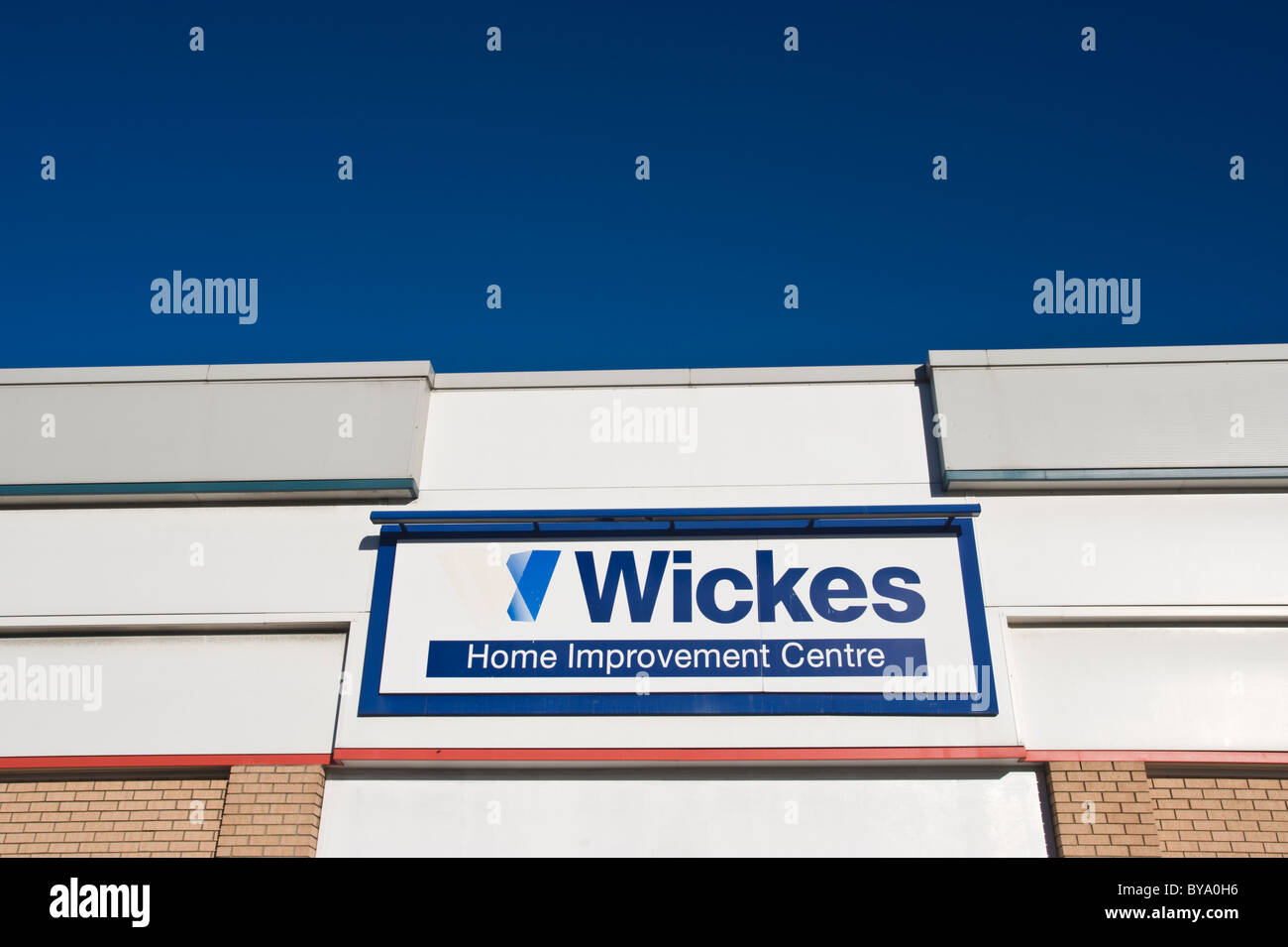 WICKES home centro del miglioramento del segno sotto il cielo blu in Newport South Wales UK Foto Stock