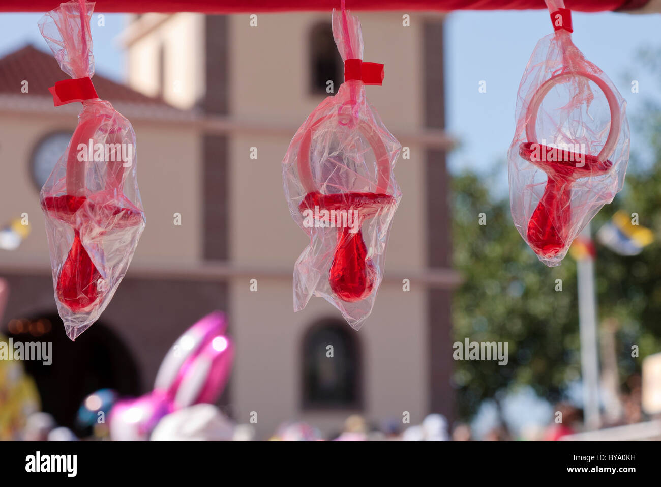 Candy ciucci appeso ad un dolce in stallo al Fiesta de San Sebastian in Adeje, Tenerife, Isole Canarie, Spagna Foto Stock