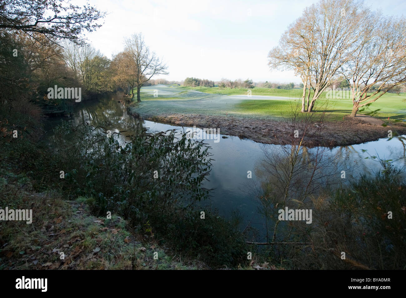 Fiume Wey Wisley e campo da golf su un gelido inverno mattina, Inghilterra Foto Stock