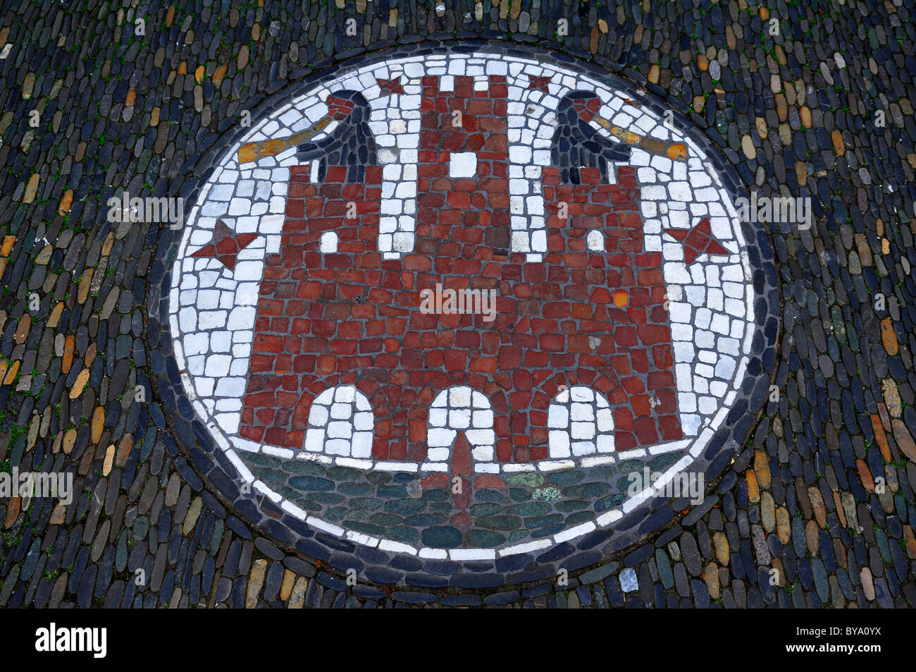 Stemma di Friburgo come un mosaico di fronte al vecchio municipio, piazza Rathausplatz 4, Freiburg im Breisgau Foto Stock