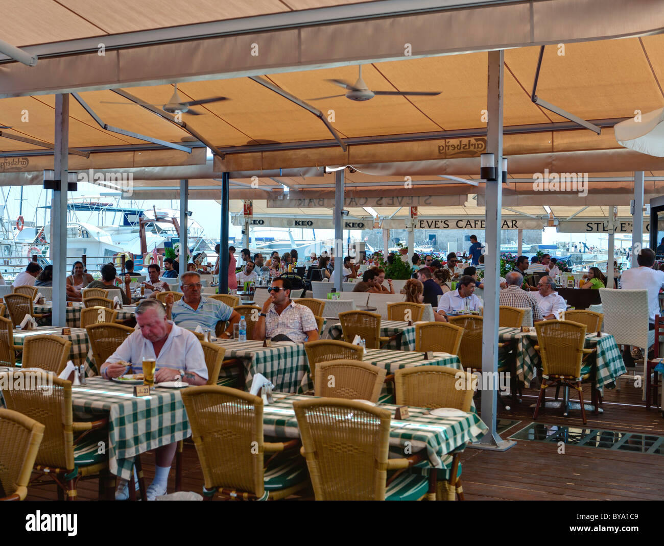 Ristorante presso il porto di Paphos, Cipro del sud Foto Stock