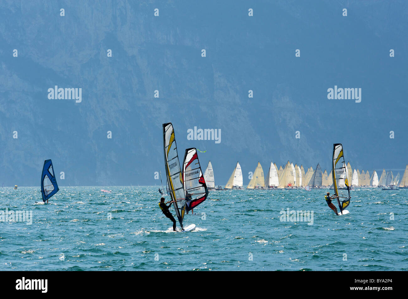 Wind surf sul lago di Garda nei pressi di Torbole, in provincia di Trento, Trentino, Italia, Europa Foto Stock