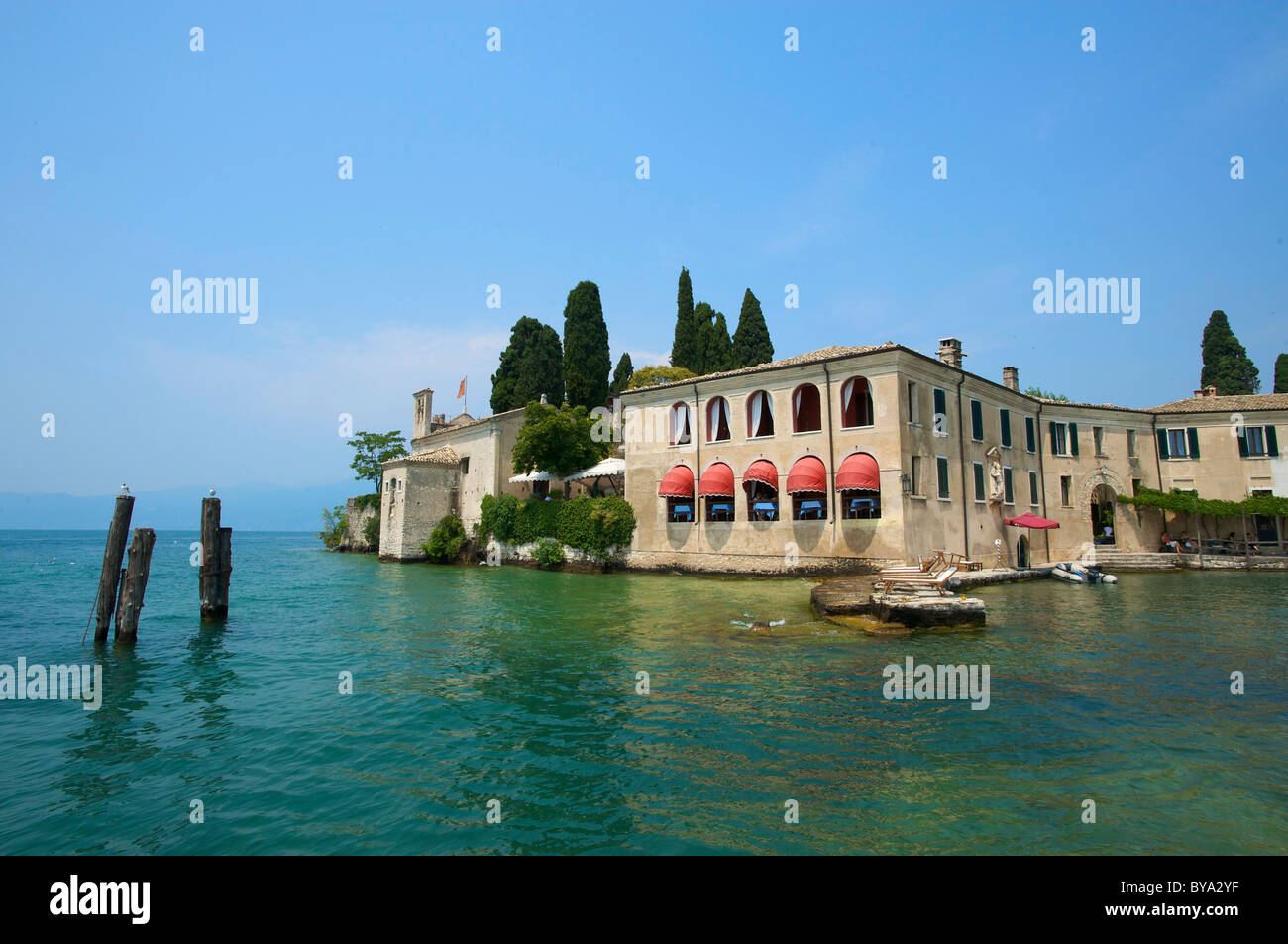 Locanda San Vigilio ristorante sulla riva del lago, Punta San Vigilio punto, Lago di Garda, regione Veneto, Italia, Europa Foto Stock
