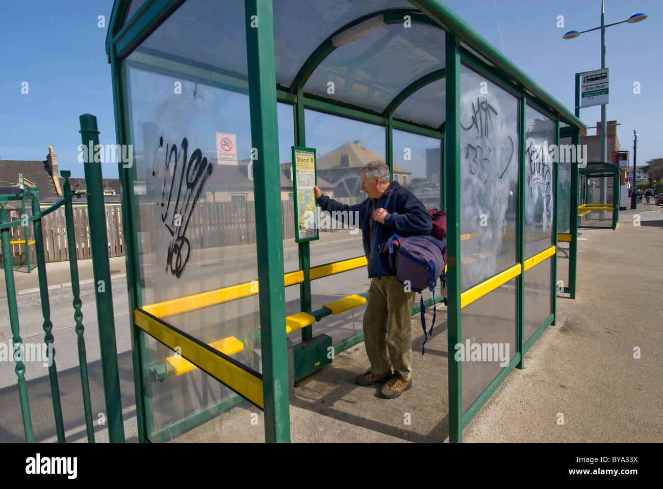 Età pensionabile uomo utilizzando il servizio di bus locale in Cornovaglia, UK. Foto Stock