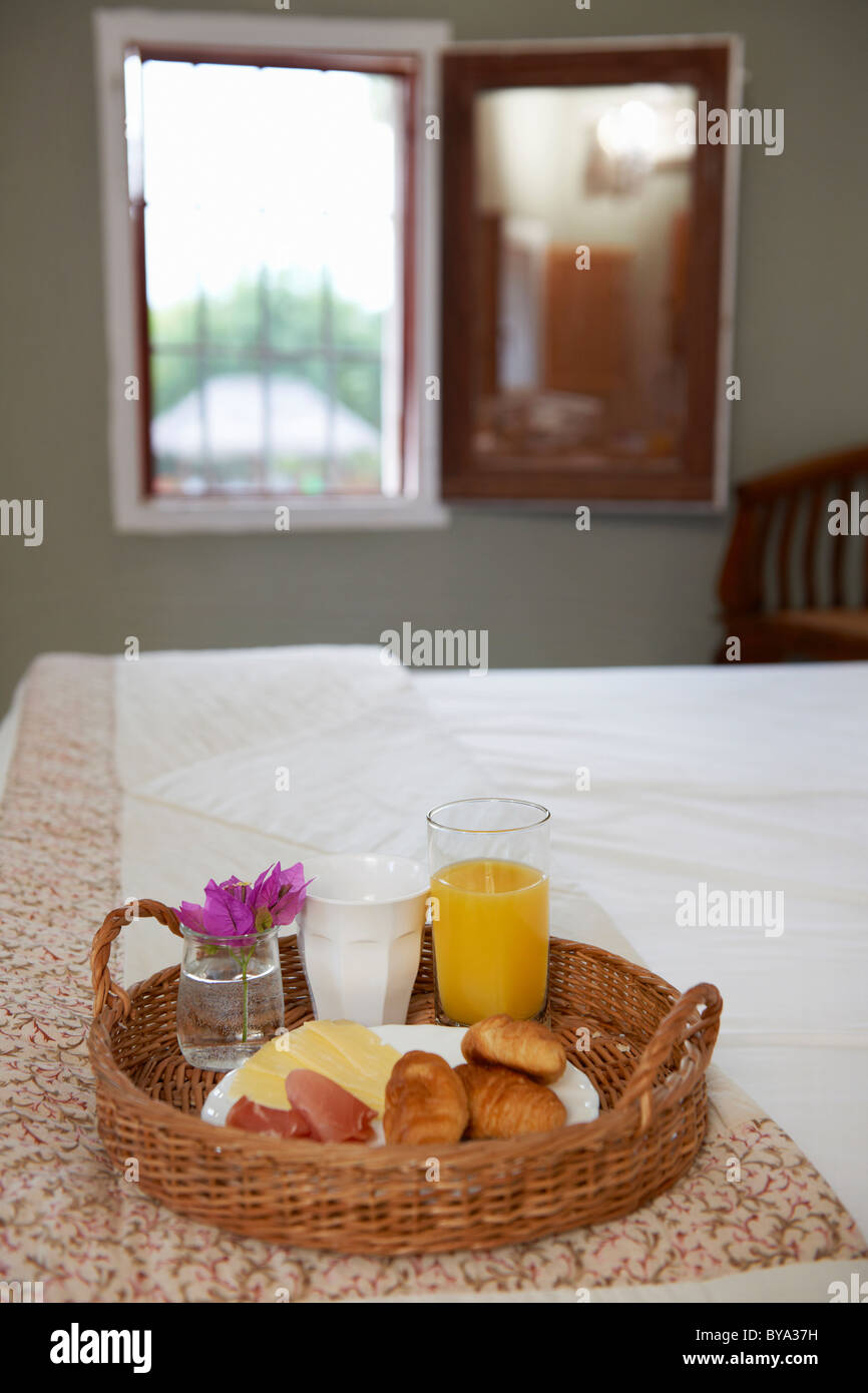 La colazione vassoio adagiato sul letto di hotel Foto Stock