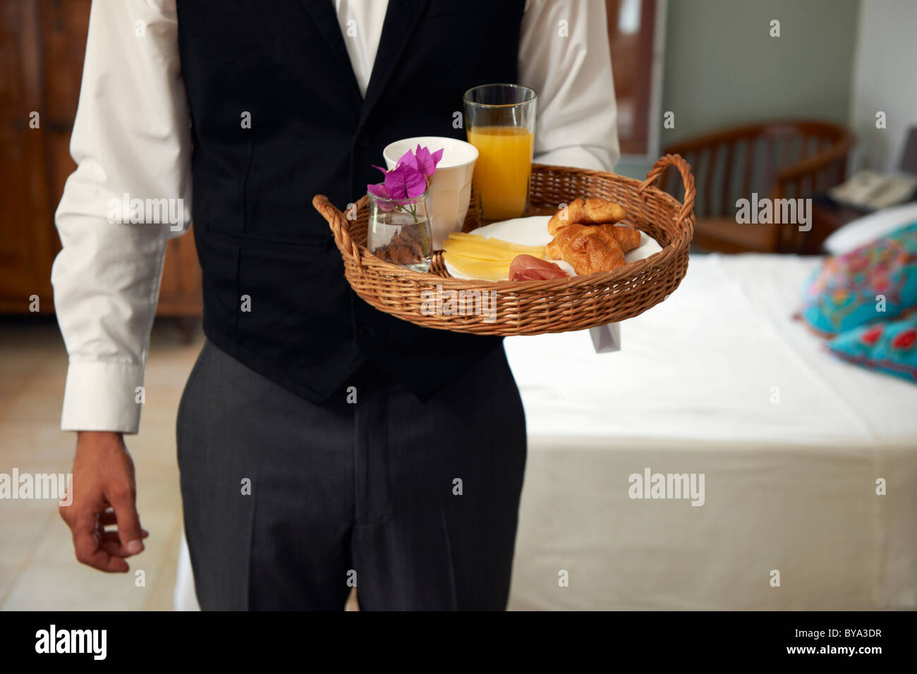 Cameriere con vassoio di prima colazione Foto Stock