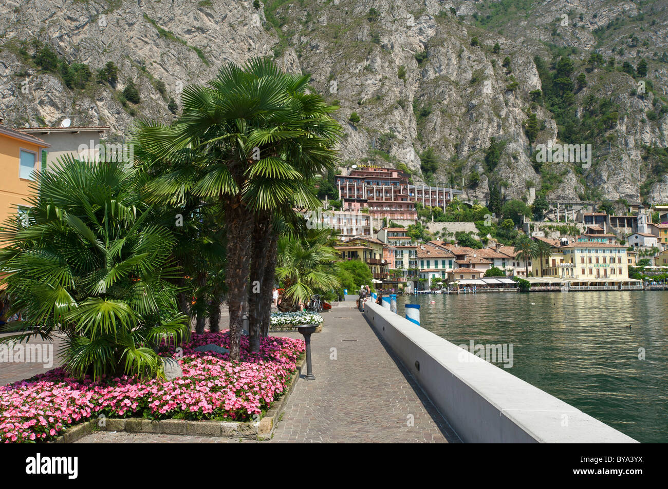 Lungolago di Limone sul Garda sul Lago di Garda, provincia di Trento, Trentino, Italia, Europa Foto Stock