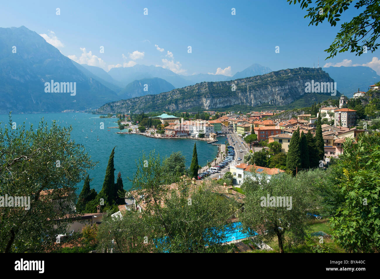 Vista di Torbole sul lago di Garda, provincia di Trento, Trentino, Italia, Europa Foto Stock