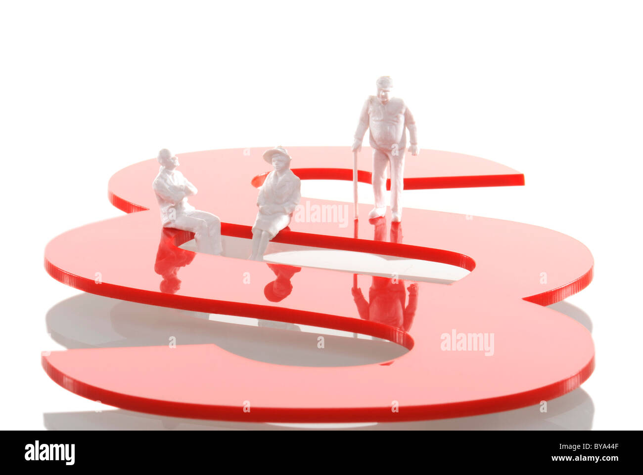 Tre figurine di pensionati seduti su una sezione segno, immagine simbolica per cause legali nella terza età Foto Stock