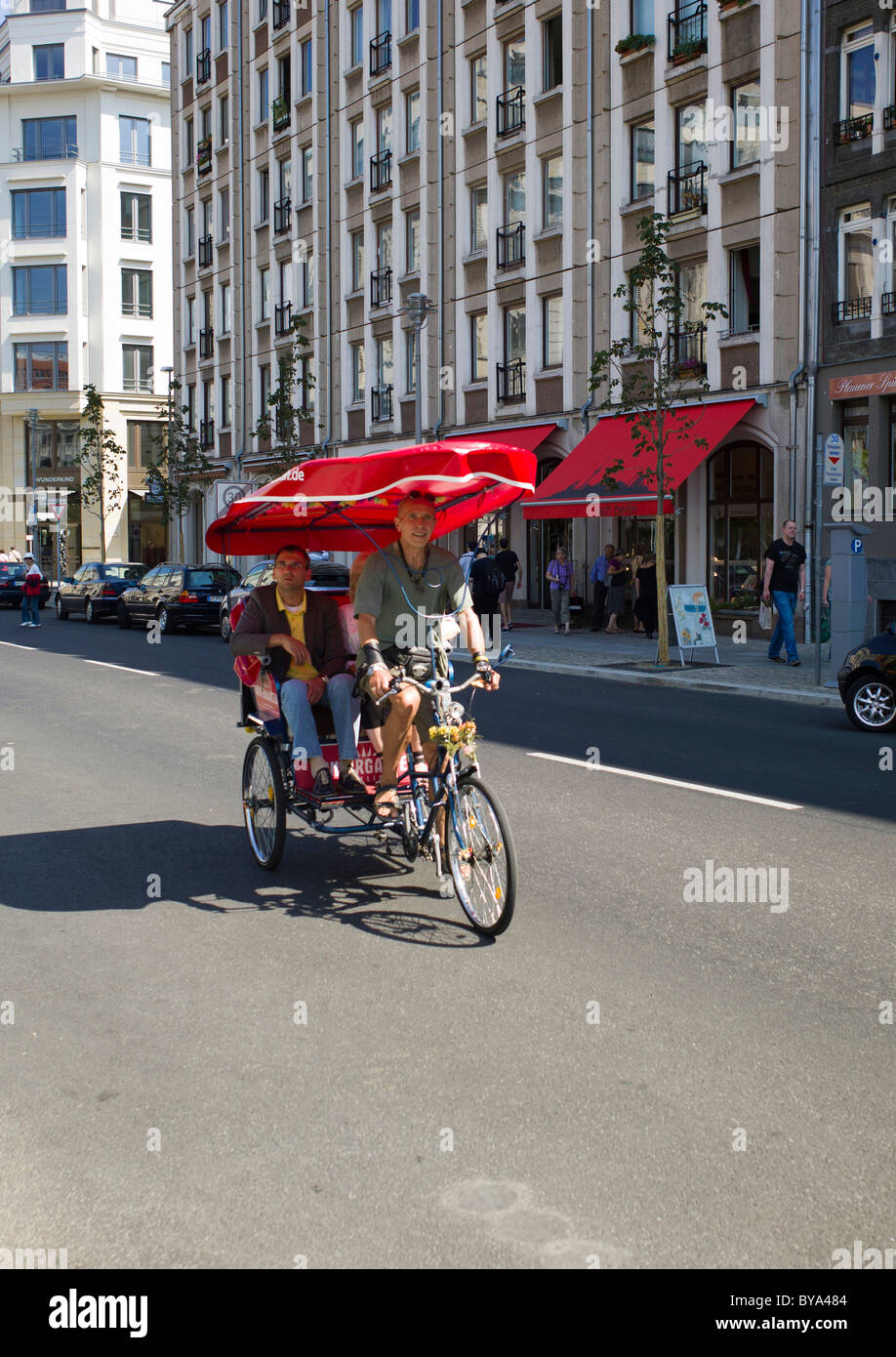 Noleggio taxi con i turisti, quartiere Mitte di Berlino, Germania, Europa Foto Stock