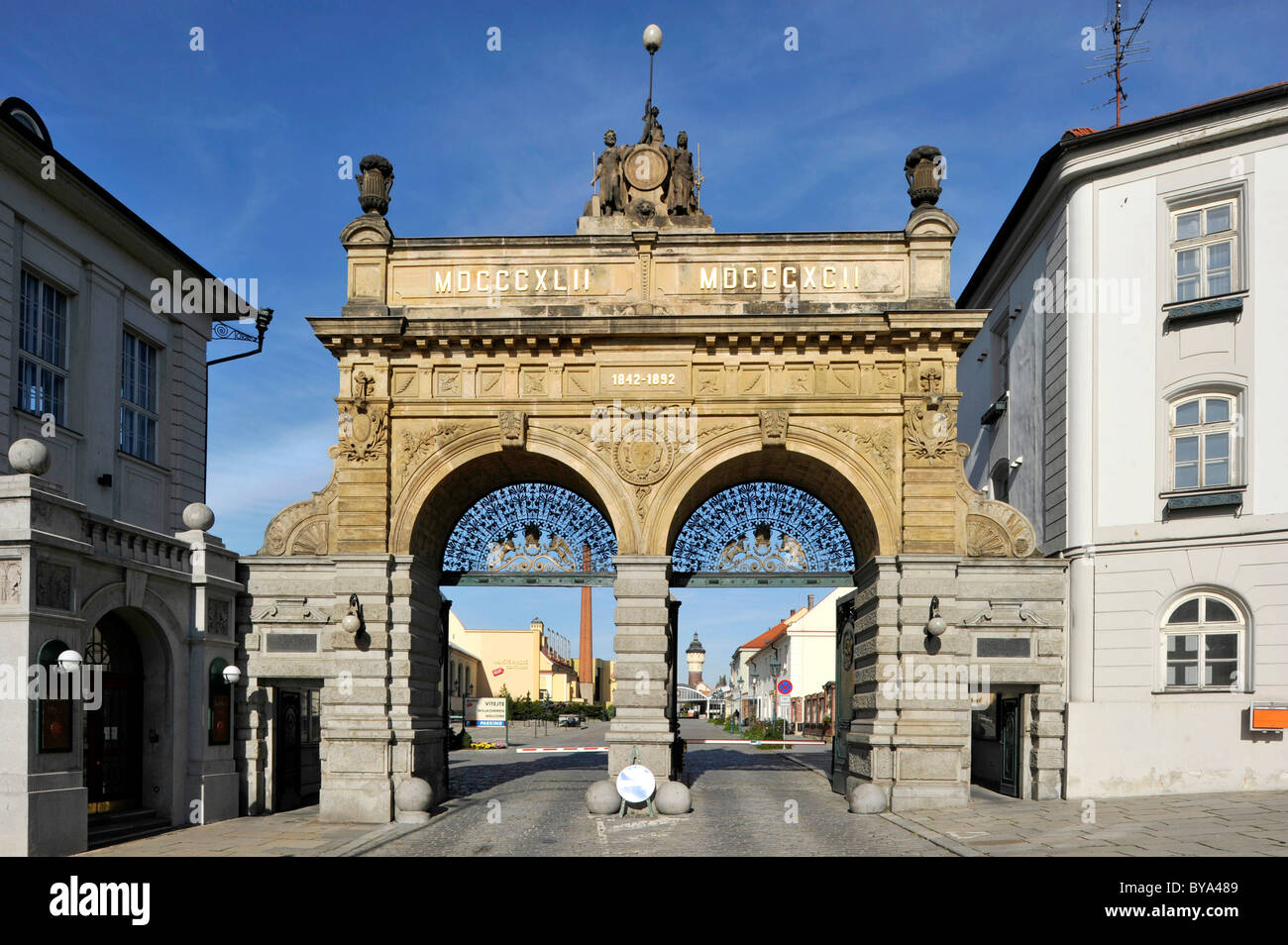 Cancello storico, Pilsner Urquell, la fabbrica di birra Pilsen, Boemia, Repubblica Ceca, Europa Foto Stock