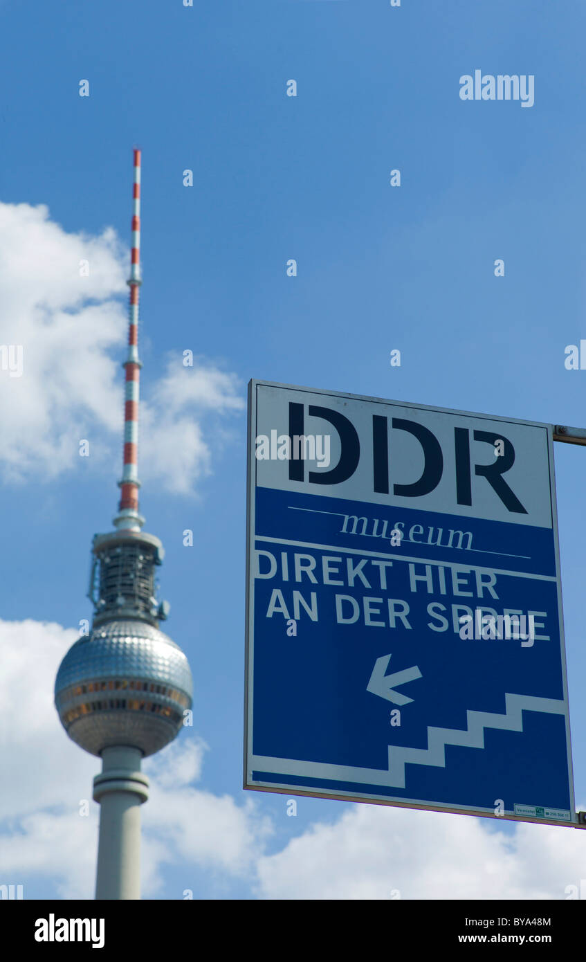 Memoria DDR, Museo della Repubblica democratica tedesca, la Berlino Torre della TV sul retro, quartiere Mitte di Berlino, Germania, Europa Foto Stock