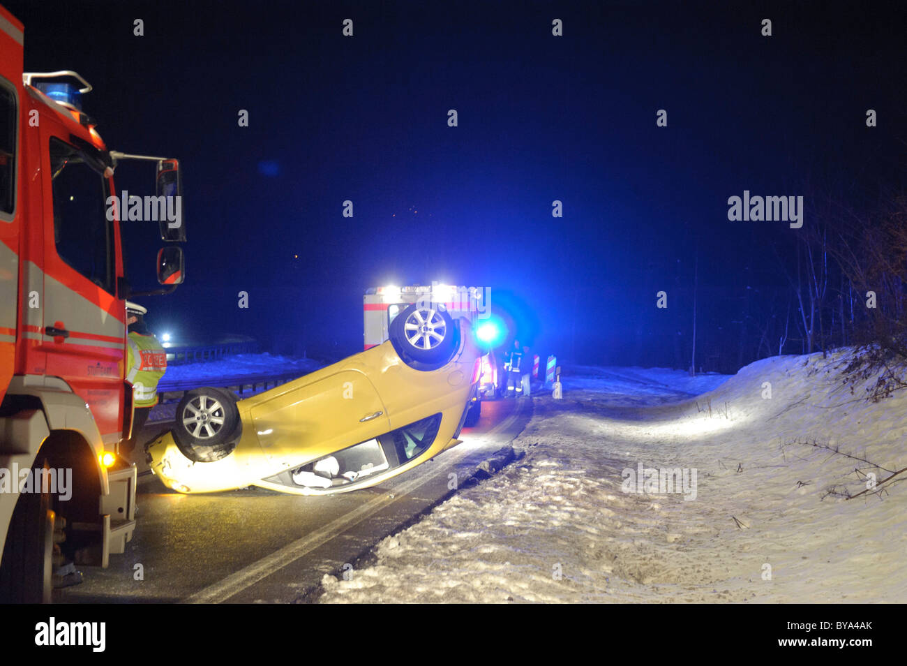 Auto ribaltata dopo un incidente su una strada ghiacciata, road B 14, Stoccarda, Baden-Wuerttemberg, Germania, Europa Foto Stock
