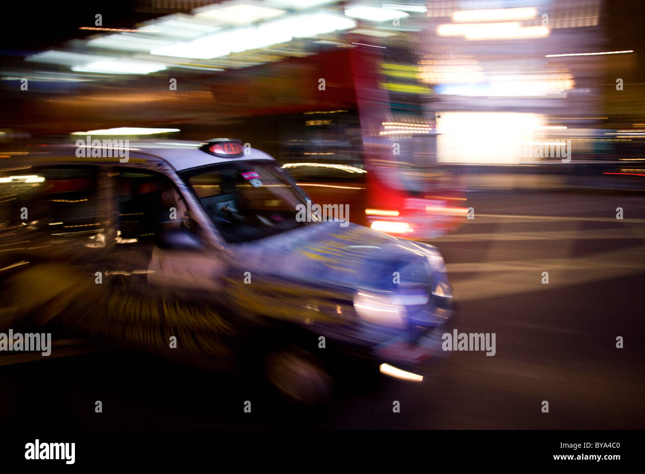 Taxi nella notte, Londra, Inghilterra, Gran Bretagna, Europa Foto Stock