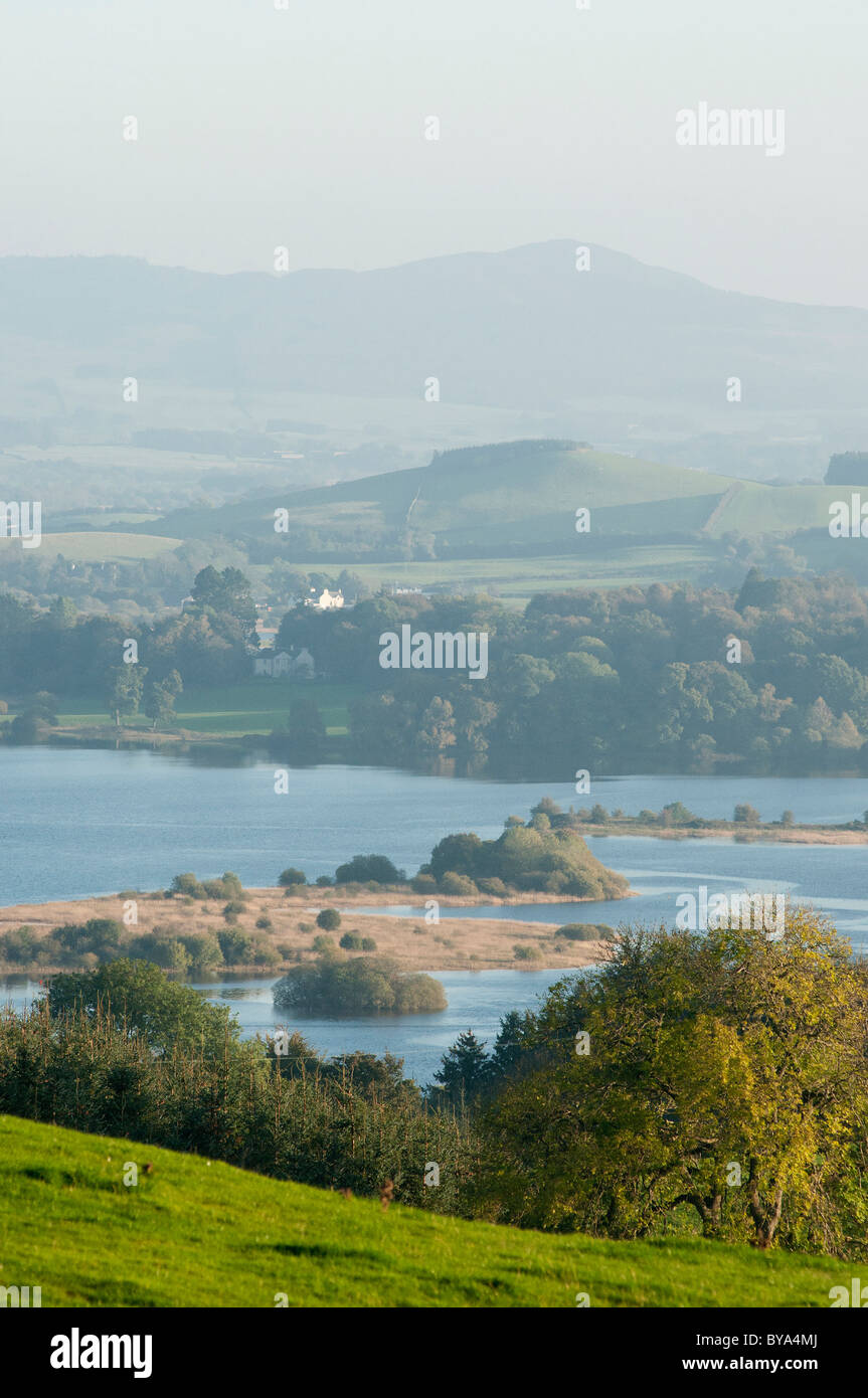 Lunga vista di Loch Ken con Bengairn Hill in background, Galloway Foto Stock