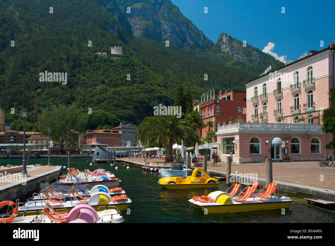 Barche a remi a noleggio in Riva del Garda sul Lago di Garda, Trentino, Italia, Europa Foto Stock