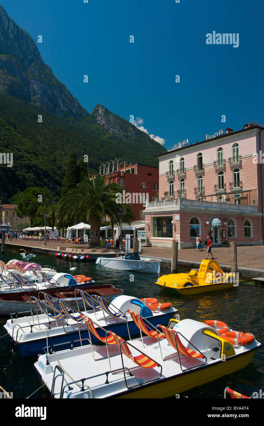 Barche a remi a noleggio in Riva del Garda sul Lago di Garda, Trentino, Italia, Europa Foto Stock