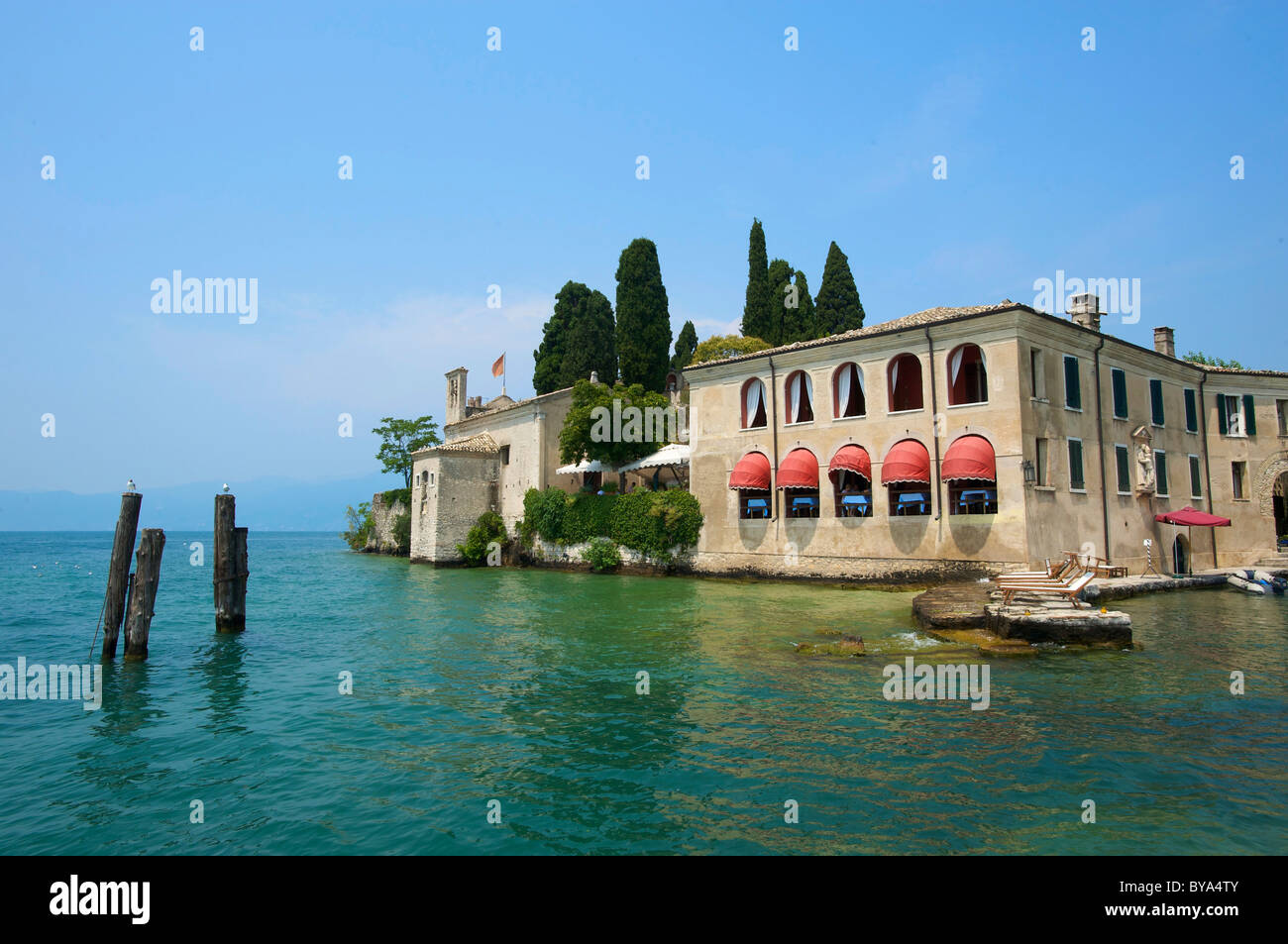 Locanda San Vigilio ristorante sulla riva del lago di Garda, Punta San Vigilio, Veneto, Italia, Europa Foto Stock