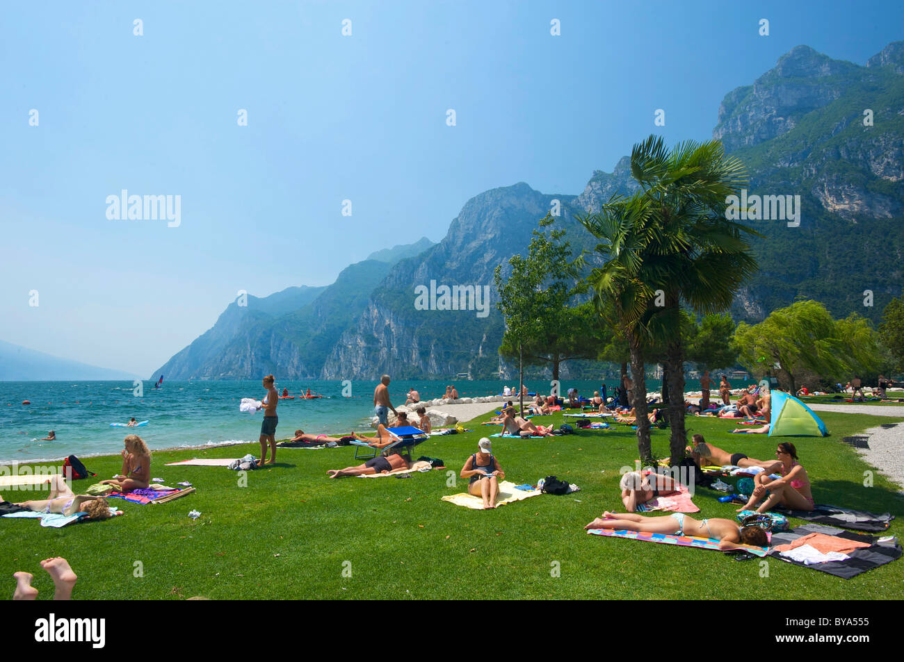 Spiaggia in Riva del Garda sul Lago di Garda, Trentino, Italia, Europa Foto Stock