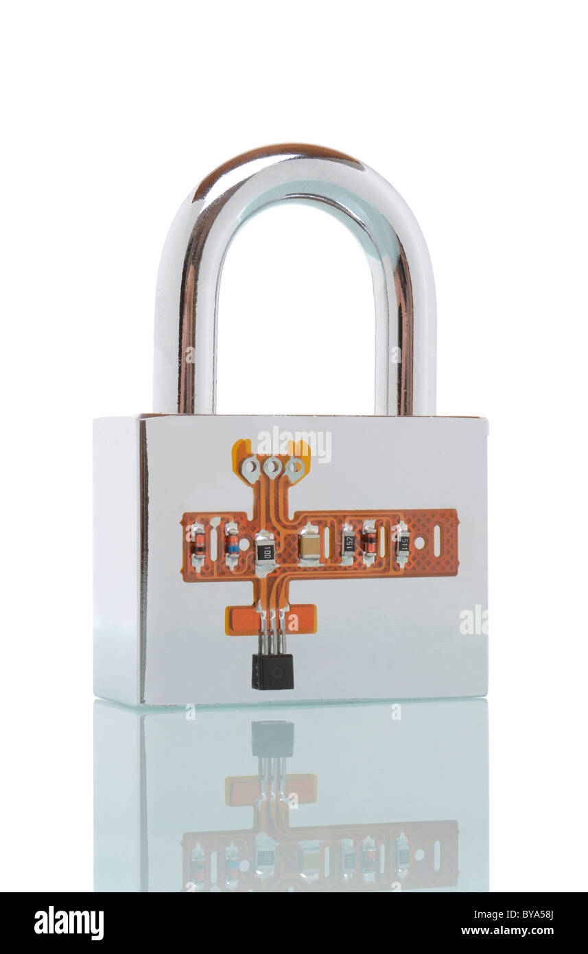 Il lucchetto con il componente elettrico, immagine simbolica per la sicurezza elettronica Foto Stock