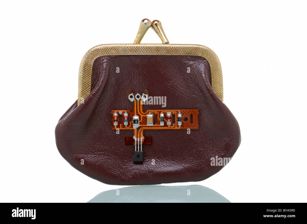 Età portamonete con componente elettronico, immagine simbolica per il pagamento elettronico Foto Stock