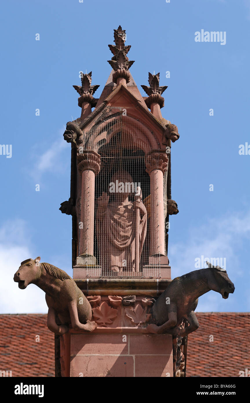 Due figure di cavalli, saint statua e delicato del montante del padiglione in corrispondenza del gotico della Cattedrale di Friburgo, Muensterplatz 10 Foto Stock