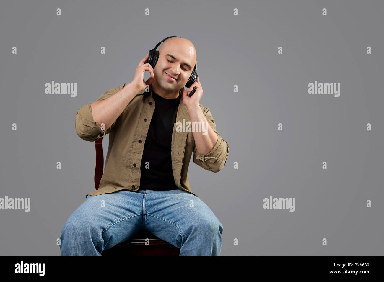 Uomo calvo ascolto di musica Foto Stock