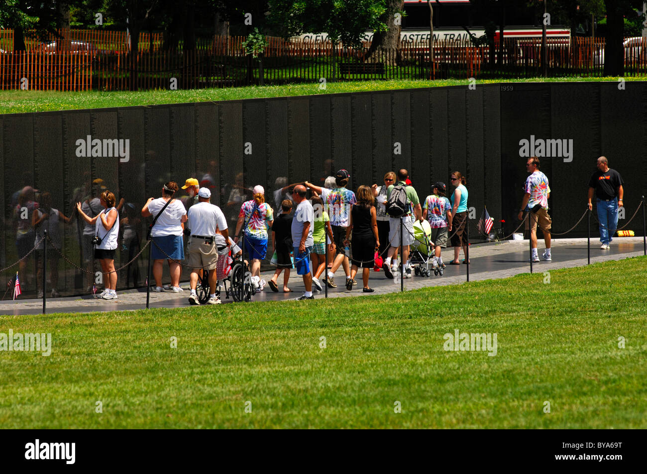 I visitatori del National Memorial dei Caduti in Guerra del Vietnam, Vietnam Veterans Memorial Wall, Washington D.C., USA Foto Stock